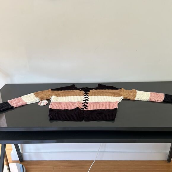 NWT-FULL CIRCLE TRENDS SWEATER - Picture 3 of 9